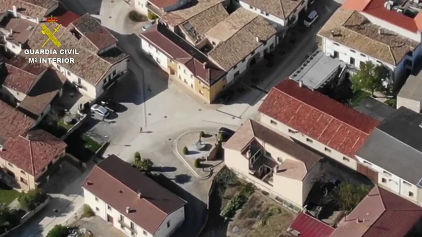 La Guardia Civil usa un dron para pillar a cuatro vecinos reincidentes reunidos en la plaza de Adiós, en Navarra La Guardia Civil usa un dron para pillar a cuatro vecinos reincidentes reunidos en la plaza de Adiós, en Navarra