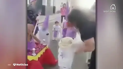 Vecinos de varios pueblos andaluces celebran procesiones en las calles a pesar del confinamiento por coronavirus Vecinos de varios pueblos andaluces celebran procesiones en las calles a pesar del confinamiento por coronavirus