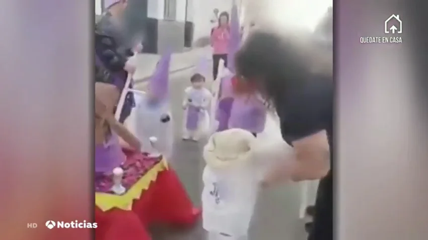Vecinos de varios pueblos andaluces celebran procesiones en las calles a pesar del confinamiento por coronavirus