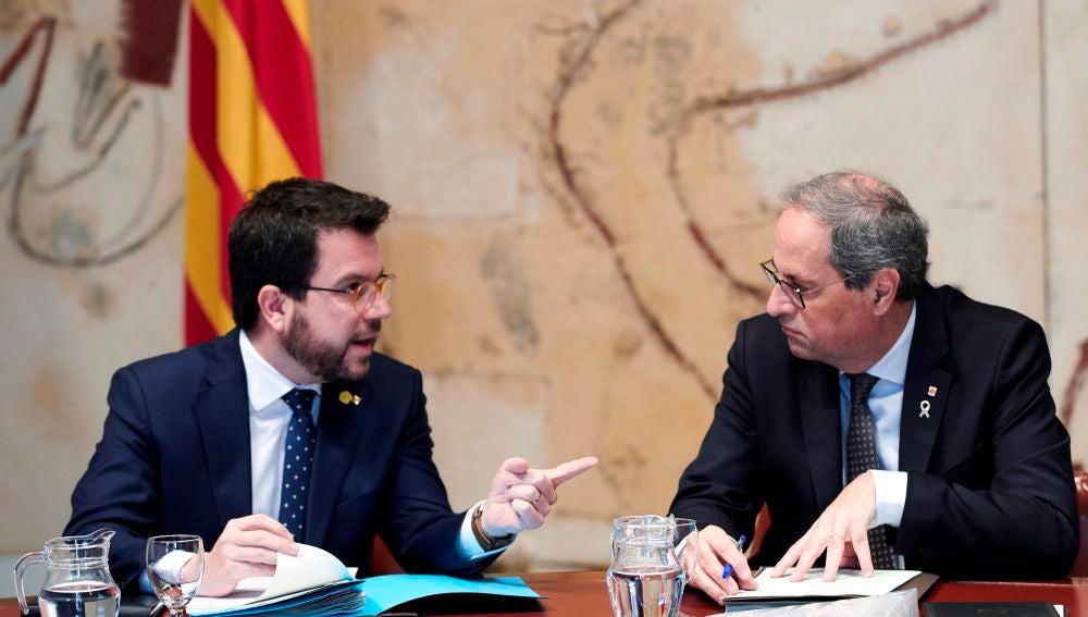 El presidente de la Generalitat, Quim Torra, conversa con su vicepresidente, Pere Aragonés