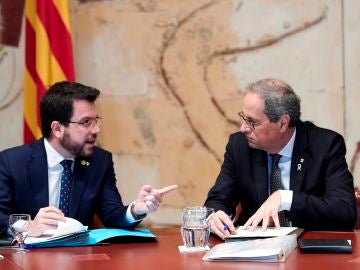 El presidente de la Generalitat, Quim Torra, conversa con su vicepresidente, Pere Aragonés