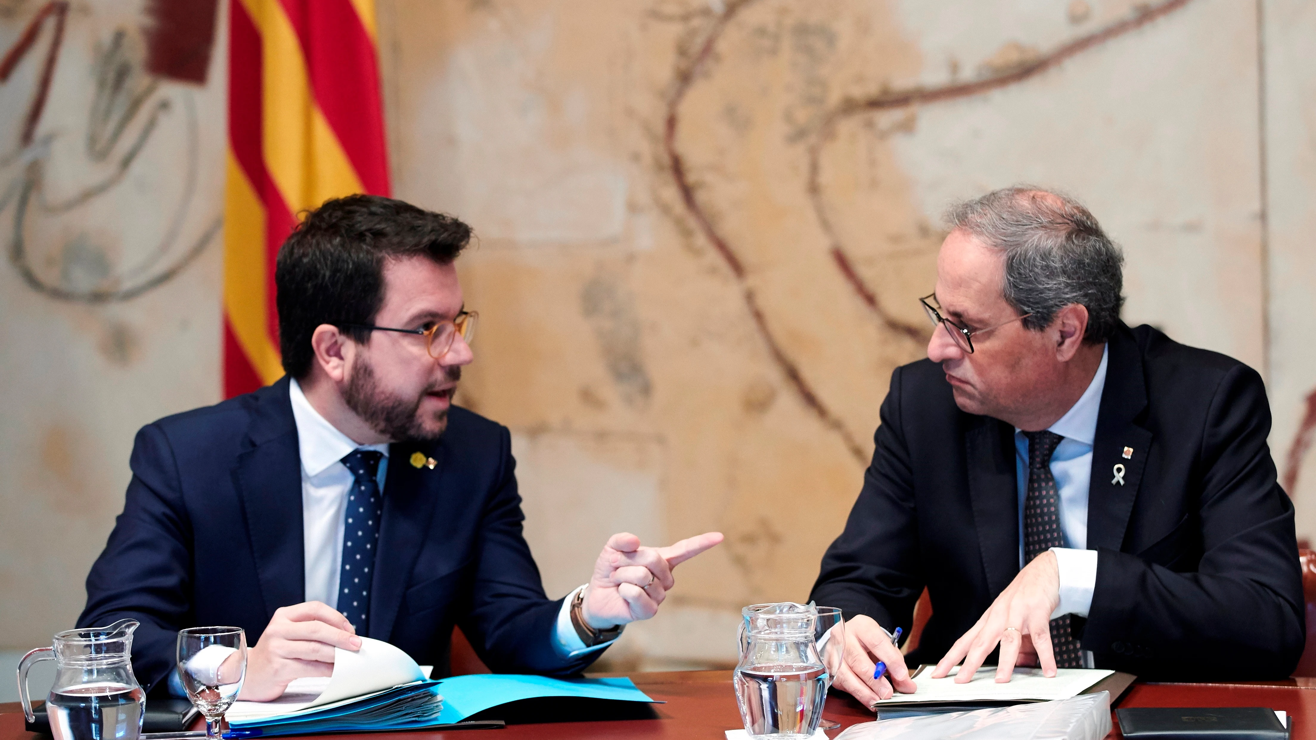 El presidente de la Generalitat, Quim Torra, conversa con su vicepresidente, Pere Aragonés El presidente de la Generalitat, Quim Torra, conversa con su vicepresidente, Pere Aragonés