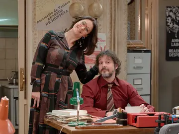 Luz Valdenebro y David Janer bromean en el rodaje de 'Amar es para siempre' Luz Valdenebro y David Janer bromean en el rodaje de 'Amar es para siempre'