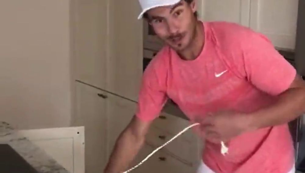 El viral vídeo de Rafa Nadal haciendo un bizcocho durante el confinamiento: "Más fácil sería estar en Montecarlo entrenando tres horas al día"