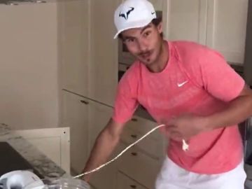 El viral vídeo de Rafa Nadal haciendo un bizcocho durante el confinamiento: "Más fácil sería estar en Montecarlo entrenando tres horas al día"