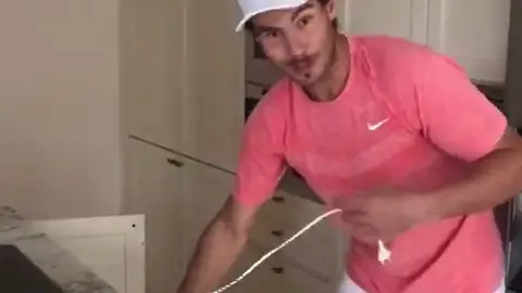 El viral vídeo de Rafa Nadal haciendo un bizcocho durante el confinamiento: "Más fácil sería estar en Montecarlo entrenando tres horas al día" El viral vídeo de Rafa Nadal haciendo un bizcocho durante el confinamiento: "Más fácil sería estar en Montecarlo entrenando tres horas al día"