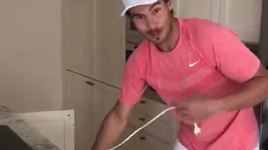 El viral vídeo de Rafa Nadal haciendo un bizcocho durante el confinamiento: "Más fácil sería estar en Montecarlo entrenando tres horas al día" El viral vídeo de Rafa Nadal haciendo un bizcocho durante el confinamiento: "Más fácil sería estar en Montecarlo entrenando tres horas al día"