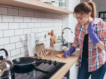 Limpiando la cocina Limpiando la cocina