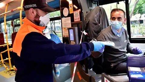 Reparto de mascarillas a un conductor de autobús en Almería. Reparto de mascarillas a un conductor de autobús en Almería.