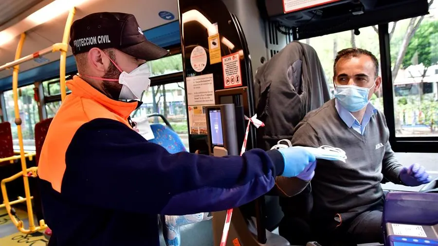 Reparto de mascarillas a un conductor de autobús en Almería. Reparto de mascarillas a un conductor de autobús en Almería.