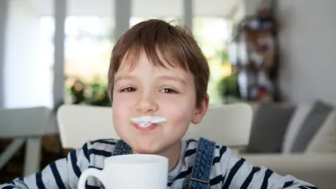 Niño bebiendo leche Niño bebiendo leche