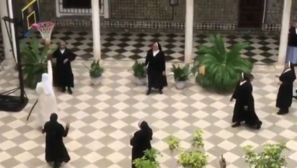 Las monjas de San Leandro dejan las yemas por el baloncesto en tiempos de coronavirus