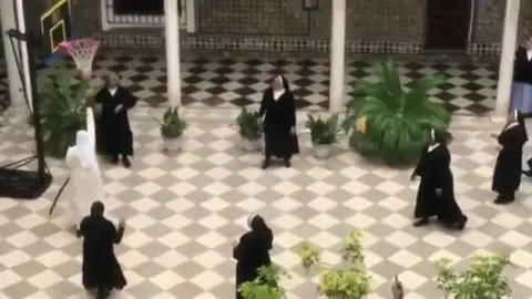 Las monjas de San Leandro dejan las yemas por el baloncesto en tiempos de coronavirus Las monjas de San Leandro dejan las yemas por el baloncesto en tiempos de coronavirus