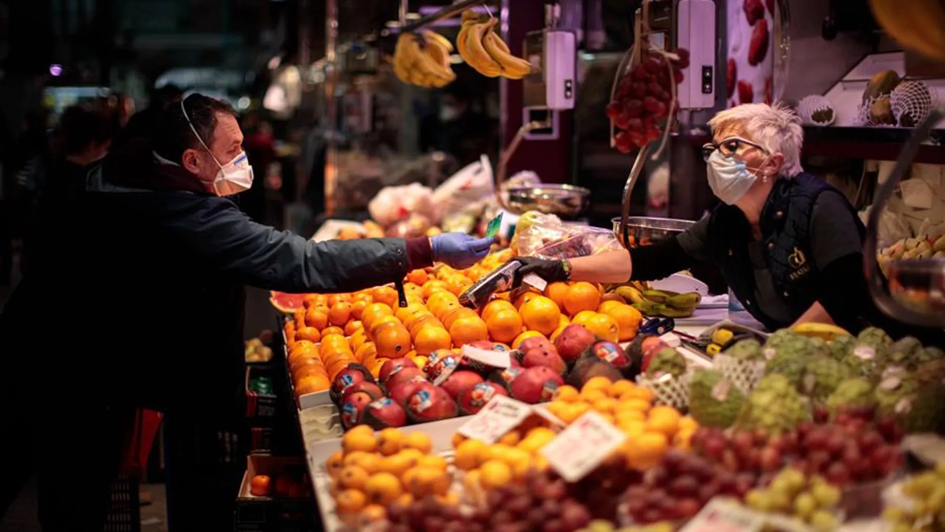 Una persona compra en un puesto de frutas del Mercado Central de Valencia Una persona compra en un puesto de frutas del Mercado Central de Valencia