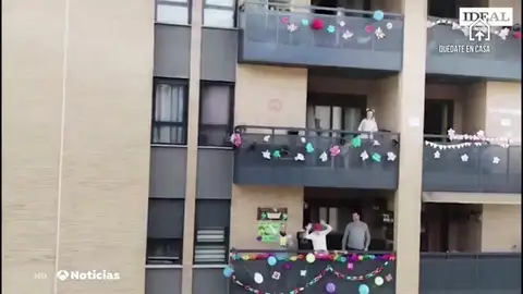 Una urbanización de Granada organiza macro fiestas temáticas contra el confinamiento por el coronavirus Una urbanización de Granada organiza macro fiestas temáticas contra el confinamiento por el coronavirus