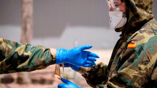 Efectivos del Ej&eacute;rcito de Tierra realizando labores de desinfecci&oacute;n en el centro de salud de Canalejas, en Las Palmas de Gran Canaria