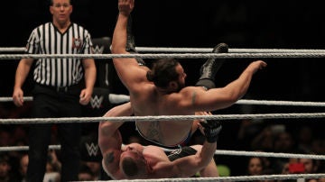 Dos luchadores pelean en un combate de la WWE