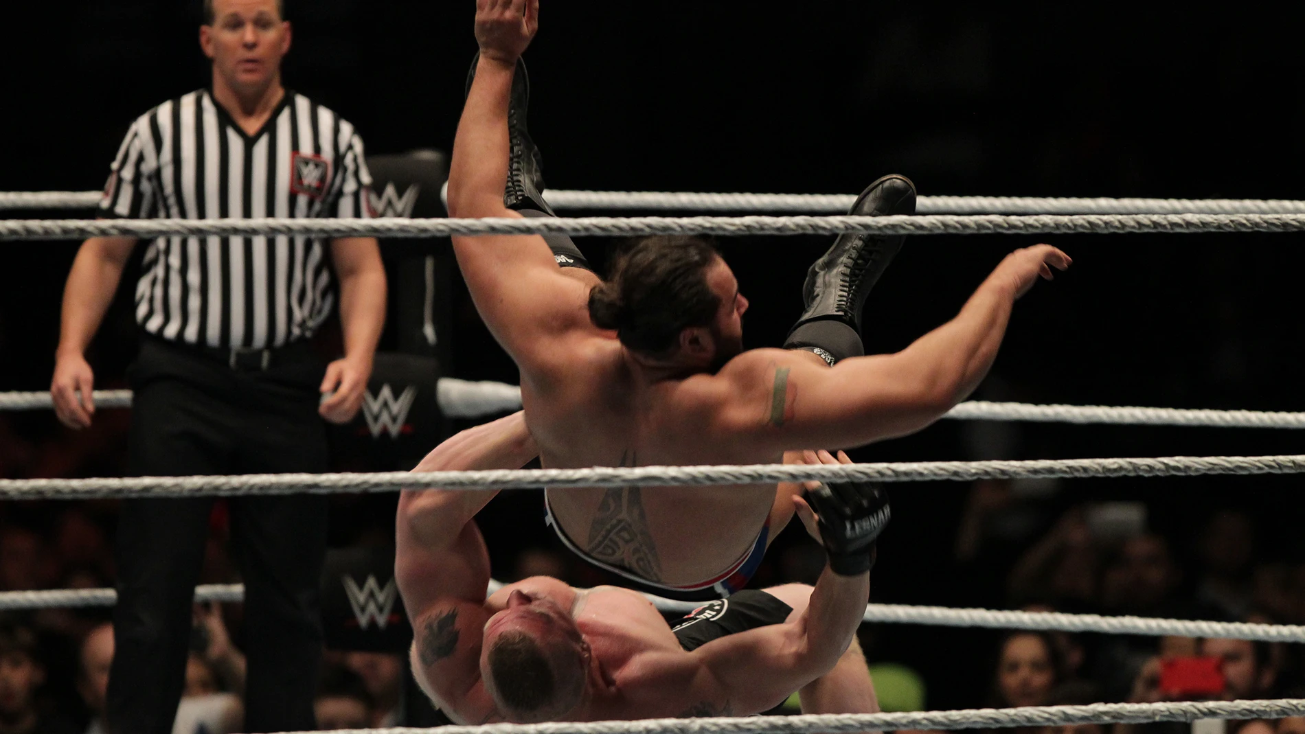 Dos luchadores pelean en un combate de la WWE Dos luchadores pelean en un combate de la WWE
