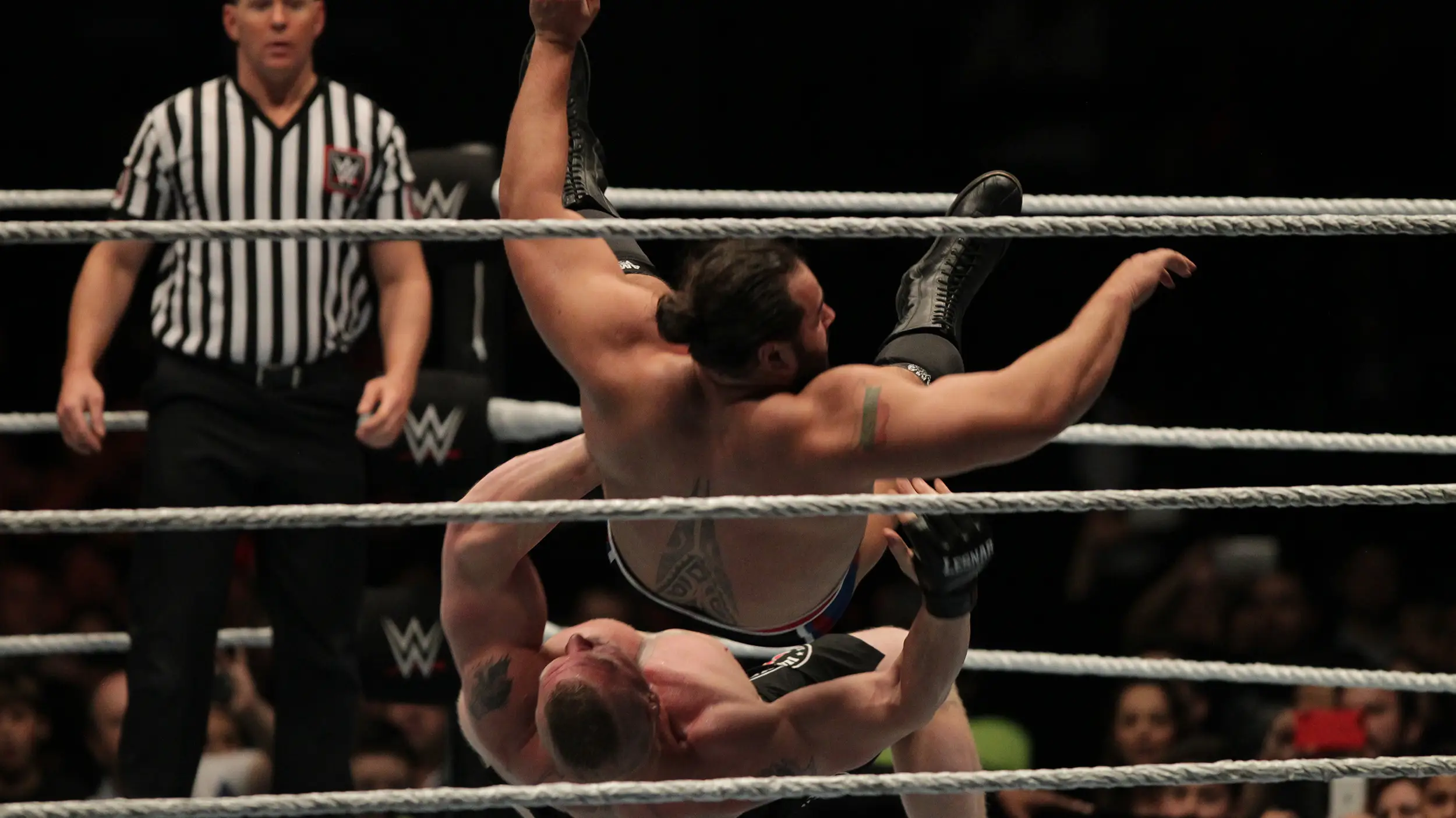 Dos luchadores pelean en un combate de la WWE
