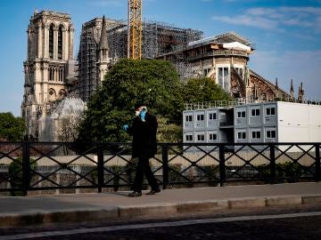 Imagen de un hombre andando en pleno confinamiento por coronavirus en París, Francia