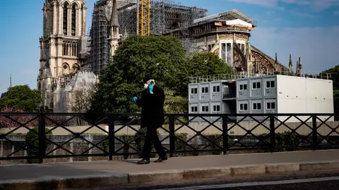 Imagen de un hombre andando en pleno confinamiento por coronavirus en París, Francia Imagen de un hombre andando en pleno confinamiento por coronavirus en París, Francia