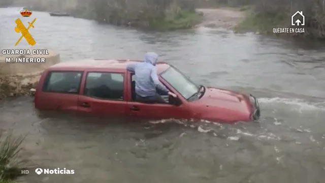 La Guardia Civil rescata a un infractor que qued&oacute; atrapado en un r&iacute;o en La Rioja