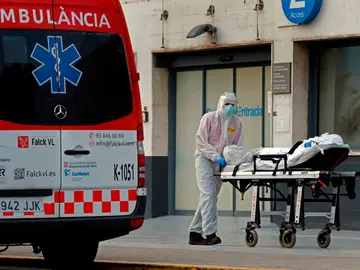 Un técnico sanitario traslada a un paciente en el Hospital de Bellvitge, en L'Hospitalet Un técnico sanitario traslada a un paciente en el Hospital de Bellvitge, en L'Hospitalet