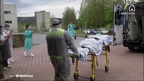 Aplausos para Carmen, una mujer de 100 años que ha vencido al coronavirus tras un mes de lucha Aplausos para Carmen, una mujer de 100 años que ha vencido al coronavirus tras un mes de lucha