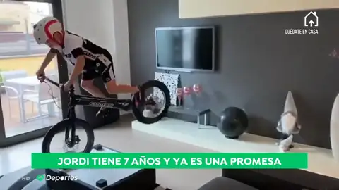 Jordi Sala, la promesa del ‘bike trial’ que ha convertido su casa en un circuito de obstáculos: "De momento vamos bien entre la terraza y el comedor" Jordi Sala, la promesa del ‘bike trial’ que ha convertido su casa en un circuito de obstáculos: "De momento vamos bien entre la terraza y el comedor"