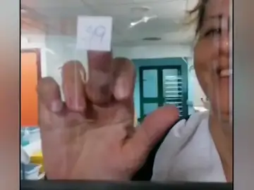 Bingo y risas entre sanitarios y enfermos de coronavirus como terapia en el Hospital de Arrecife en Lanzarote Bingo y risas entre sanitarios y enfermos de coronavirus como terapia en el Hospital de Arrecife en Lanzarote