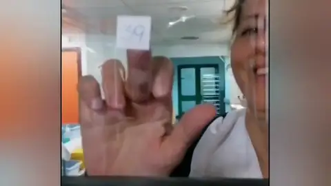 Bingo y risas entre sanitarios y enfermos de coronavirus como terapia en el Hospital de Arrecife en Lanzarote Bingo y risas entre sanitarios y enfermos de coronavirus como terapia en el Hospital de Arrecife en Lanzarote