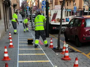 Coronavirus. Señalización en la acera Coronavirus. Señalización en la acera