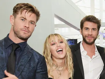 Chris Hemsworth, Miley Cyrus y Liam Hemsworth Chris Hemsworth, Miley Cyrus y Liam Hemsworth
