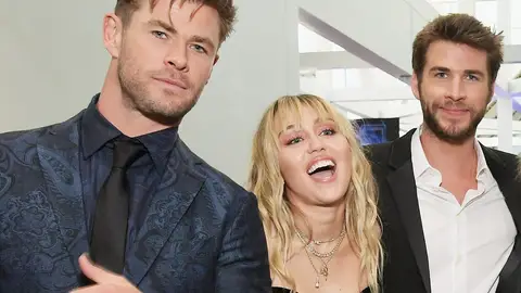 Chris Hemsworth, Miley Cyrus y Liam Hemsworth Chris Hemsworth, Miley Cyrus y Liam Hemsworth