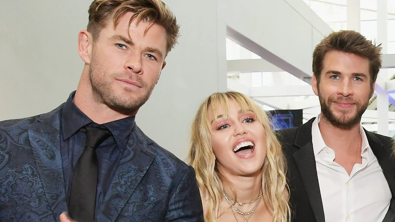 Chris Hemsworth, Miley Cyrus y Liam Hemsworth Chris Hemsworth, Miley Cyrus y Liam Hemsworth