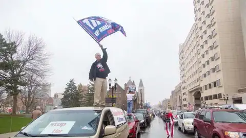 Imagen de la marcha en Michigan para pedir relajar el confinamiento por coronavirus Imagen de la marcha en Michigan para pedir relajar el confinamiento por coronavirus