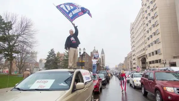 Imagen de la marcha en Michigan para pedir relajar el confinamiento por coronavirus Imagen de la marcha en Michigan para pedir relajar el confinamiento por coronavirus