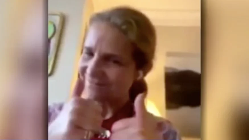 La infanta Elena cantando 'Resistiré' La infanta Elena cantando 'Resistiré'
