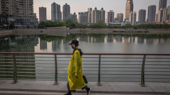 Una mujer camina junto a un lago de Wuhan (China)