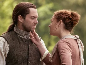 Richard Rankin y Sophie Skelton como Roger y Brianna en 'Outlander' Richard Rankin y Sophie Skelton como Roger y Brianna en 'Outlander'