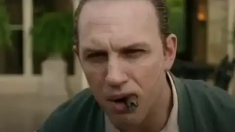 Tom Hardy como Al Capone Tom Hardy como Al Capone