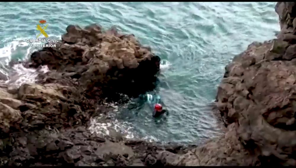 Se lanza al mar y se esconde en una cueva para evitar que le detengan por saltarse el confinamiento por coronavirus