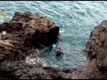 Se lanza al mar y se esconde en una cueva para evitar que le detengan por saltarse el confinamiento por coronavirus