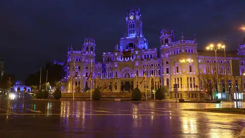 Cibeles y Alcalá teñidos de azul como agradecimiento a los sanitarios Cibeles y Alcalá teñidos de azul como agradecimiento a los sanitarios