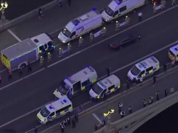 Caravana de ambulancias y Policía para agradecer su labor a los sanitarios en Londres