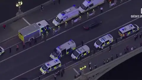 Caravana de ambulancias y Policía para agradecer su labor a los sanitarios en Londres Caravana de ambulancias y Policía para agradecer su labor a los sanitarios en Londres