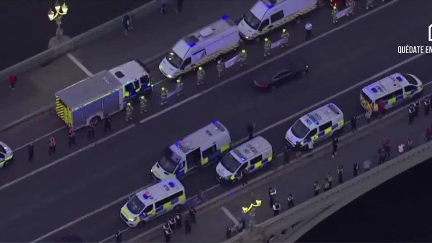 Caravana de ambulancias y Polic&iacute;a para agradecer su labor a los sanitarios en Londres