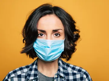 Mujer con mascarilla Mujer con mascarilla