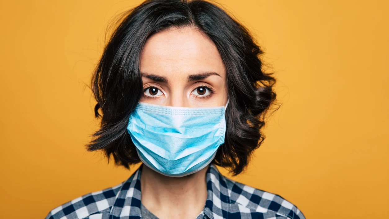 Mujer con mascarilla Mujer con mascarilla