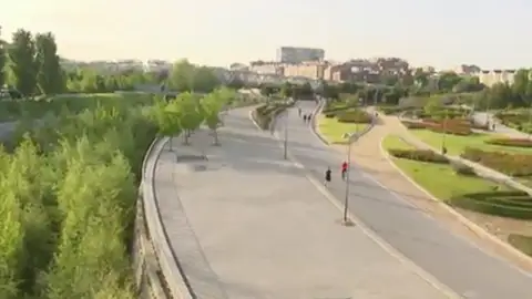 Madrid Río esta mañana, primer día que se puede salir a hacer deporte Madrid Río esta mañana, primer día que se puede salir a hacer deporte